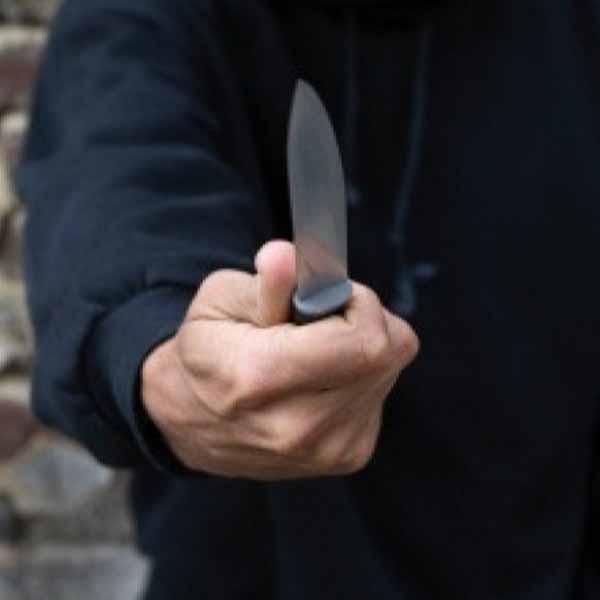 Jovem armado com faca ameaça balconista e rouba dinheiro de lanchonete em Paraguaçu
