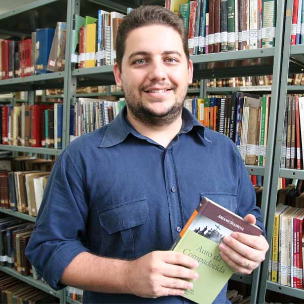 Biblioteca de Paraguaçu Paulista promove bate papo com escritor paraguaçuense Ramon Franco
