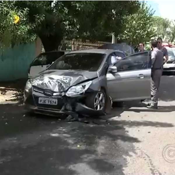 Carros batem de frente durante perseguição policial em Marília