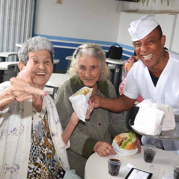 Assistidos do Lar dos Idosos têm tarde de lazer em lanchonete