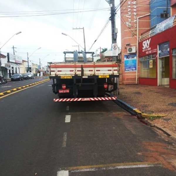 Homem cai de caminhão, bate a cabeça e morre em Tupã