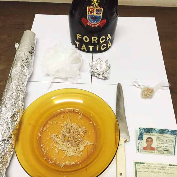 Três jovens são presos após serem flagrados embalando pedras de crack
