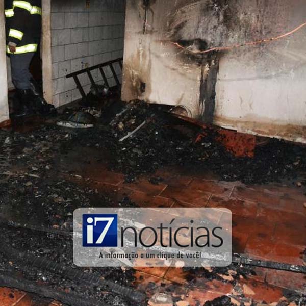 Casa pega fogo e fica destruída; incêndio pode ter sido proposital