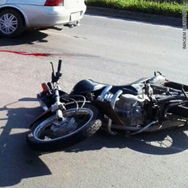 Jovem morre após cair de moto e ser atropelado por caminhão