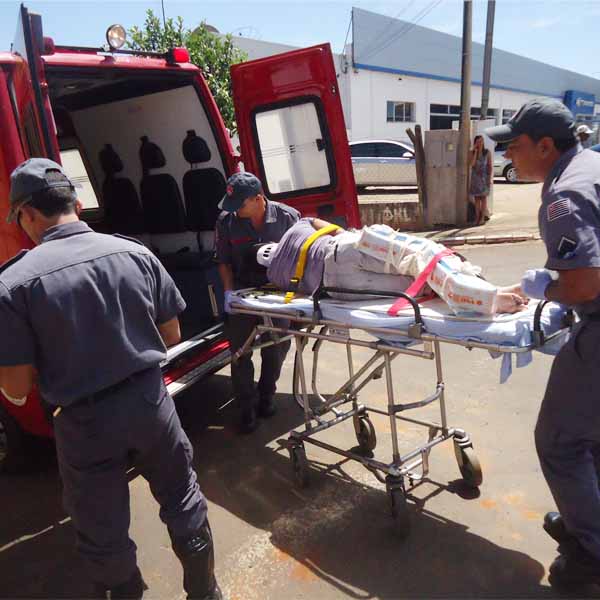 Motociclista é arremessado contra para-brisa de carro em acidente na Vila Nova