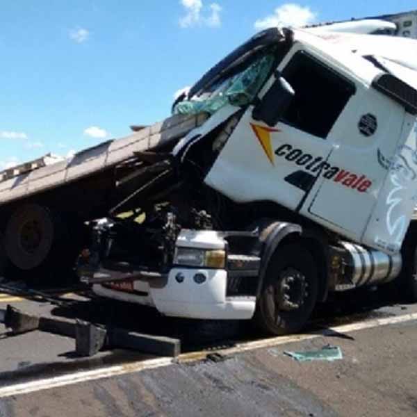 Acidente envolvendo três carretas e um carro deixa sete pessoas feridas próximo a Ourinhos
