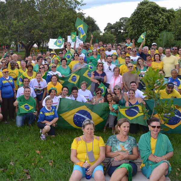 Paraguaçuenses se reúnem em protesto contra a corrupção e o governo do PT
