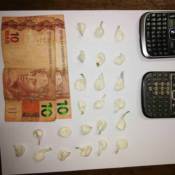 Dois vão para a cadeia após confessarem a prática de tráfico de drogas na Praça da Matriz