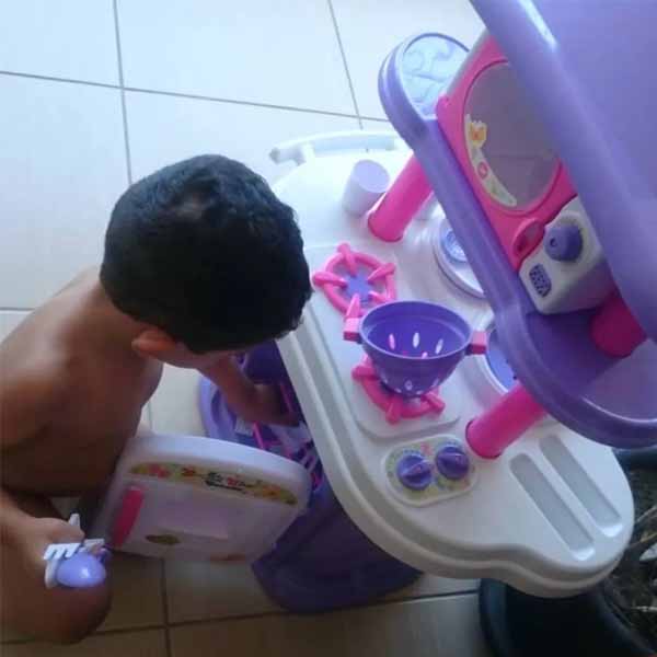 Pai dá cozinha de brinquedo ao filho: 
