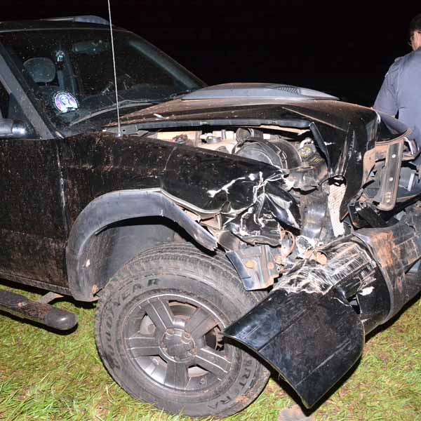 Colisão deixa caminhonete com a frente destruída