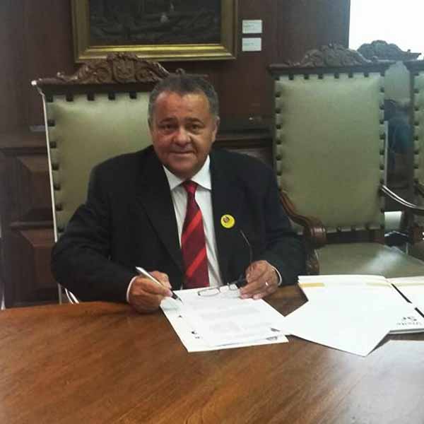 Prefeito de Paraguaçu assina convênios de quase um milhão com o Governo de SP