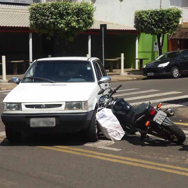 Carro colide em moto ao fazer conversão no centro de Paraguaçu