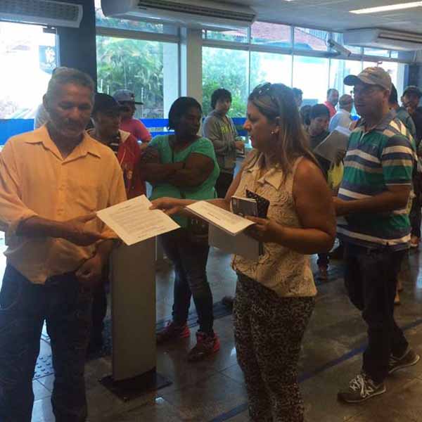 Bancários distribuem Carta Aberta contra a reestruturação da Caixa