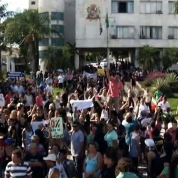 Servidores municipais de Assis em greve fazem protesto