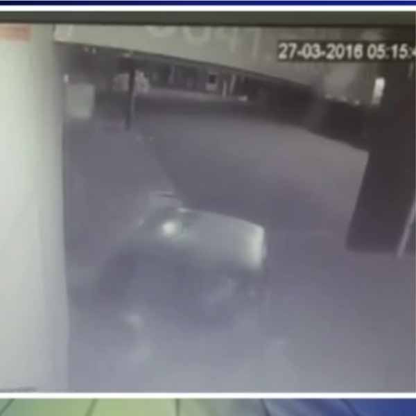 Câmera de segurança registra carro invadindo farmácia em Cândido Mota