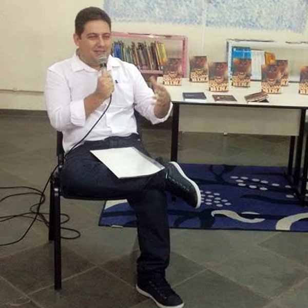 Biblioteca de Paraguaçu realiza “bate papo literário” com Ramon Franco