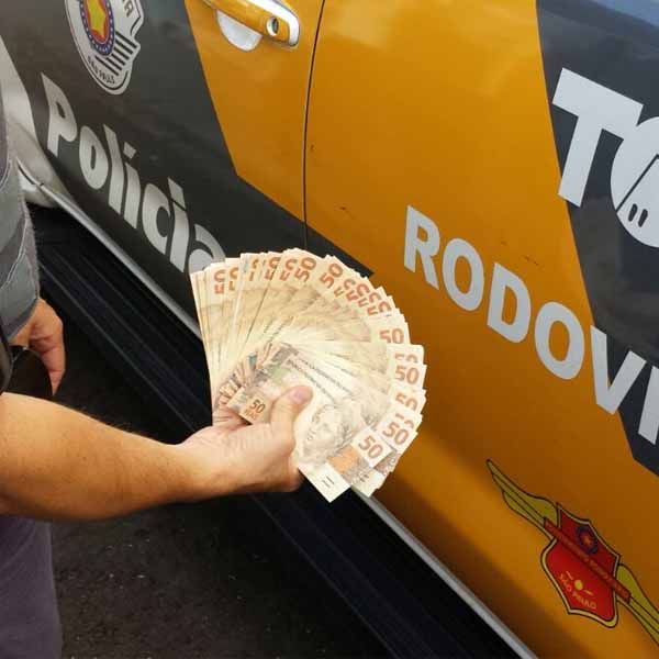 Passageiro de ônibus é preso com R$ 4.100,00 em notas falsas