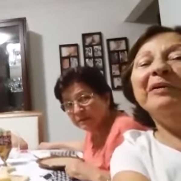 Senhoras gravam vídeo hilário ao tentar fazer 'selfie'; assista!