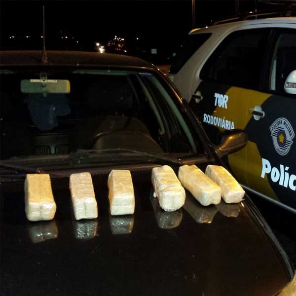 Tabletes de pasta base de cocaína são encontrados dentro de tanque de combustível de veículo