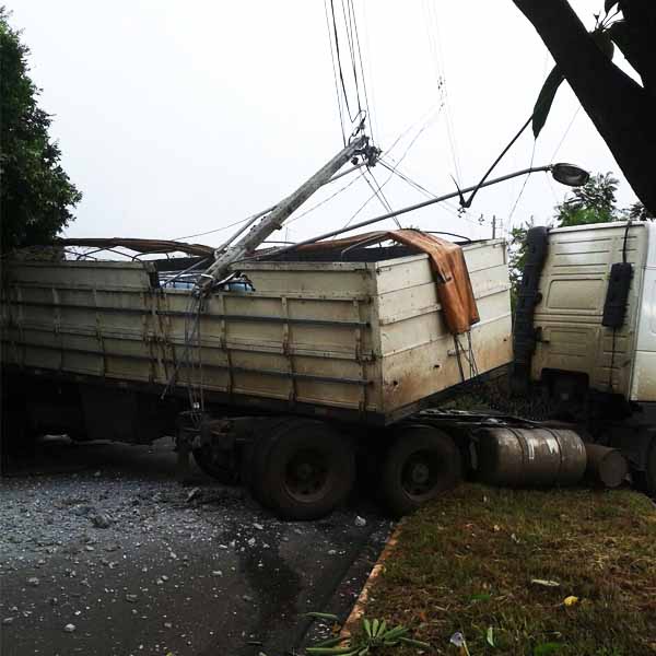 Carreta colide em casa e derruba poste após ter problemas mecânico em Assis