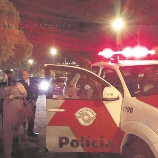Carro do noivo 'quebra' e PM o socorre até o altar no interior de SP