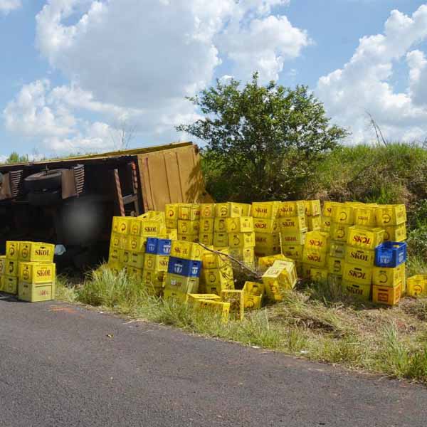 Motorista se distrai e faz carreta carregada de cerveja tombar