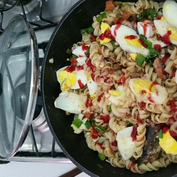 Macarrão parafuso ao molho de sardinha e ovos cozidos
