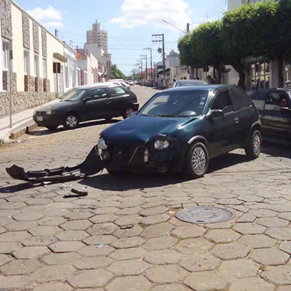 Carro fica danificado ao ser colidido por caminhão em cruzamento de ruas