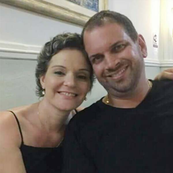 Renato e Giovanna celebram Bodas de Rosas