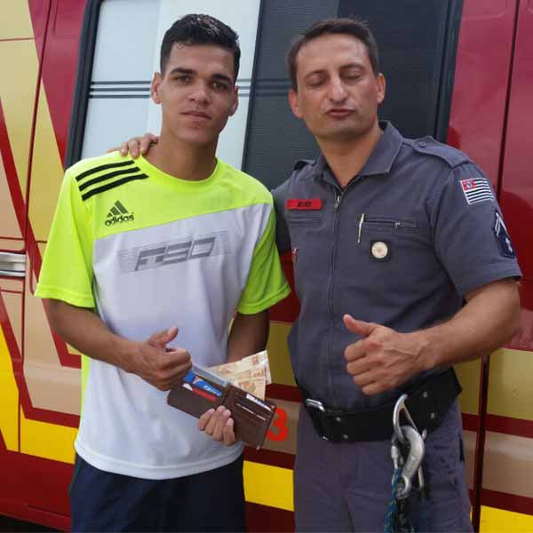 Rapaz tem carteira encontrada por bombeiro