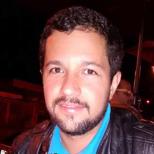 Giliard Freitas apaga velinhas nesta segunda-feira