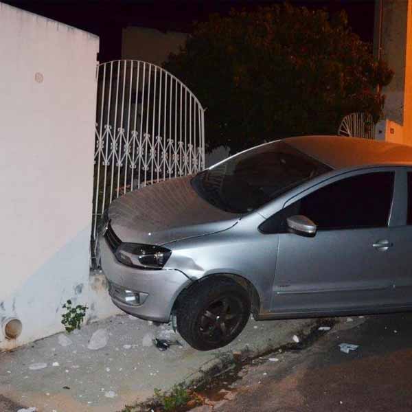 Menores pegam escondido carro e causam acidente em Tupã