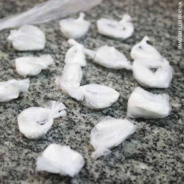 Papelotes de cocaína são apreendidos com jovem na Av. Siqueira Campos
