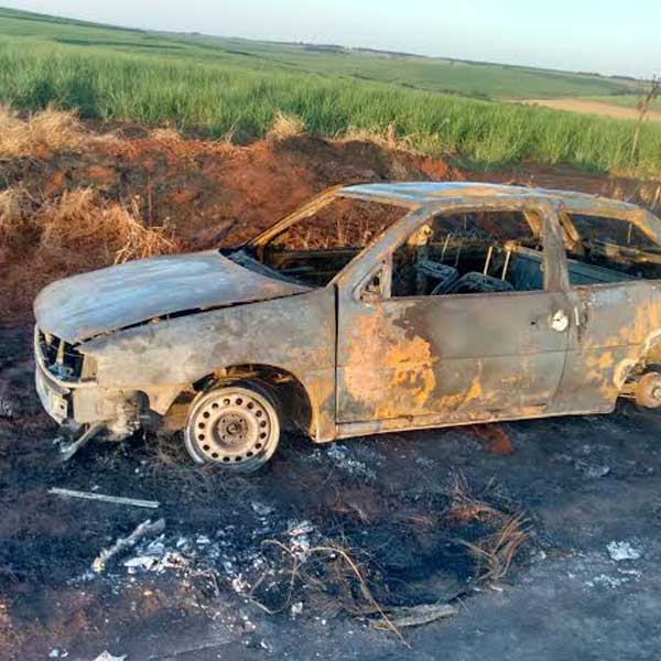 Veículo fica destruído após pegar fogo na vicinal Paraguaçu/Maracaí