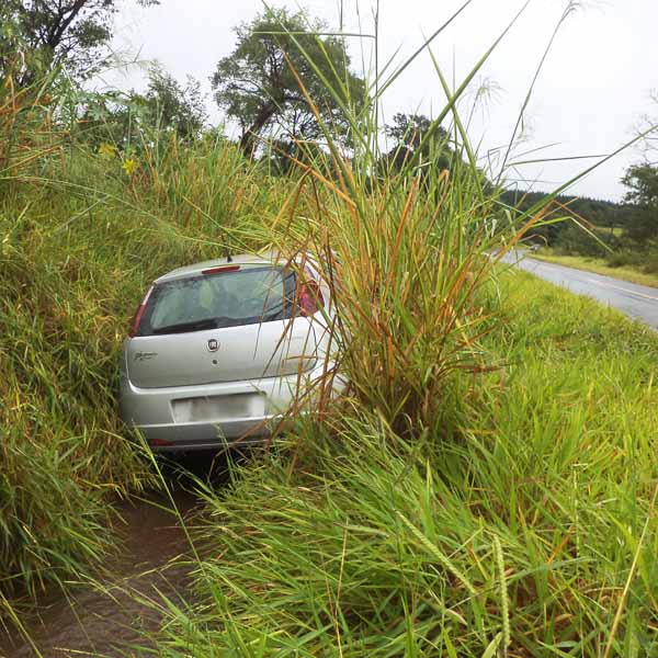 Carro vai parar em valeta após aquaplanar em Paraguaçu Paulista
