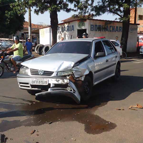 Motorista cruza avenida e provoca acidente