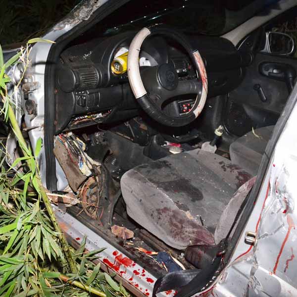 Motorista causa acidente e abandona o veículo deixando várias marcas de sangue