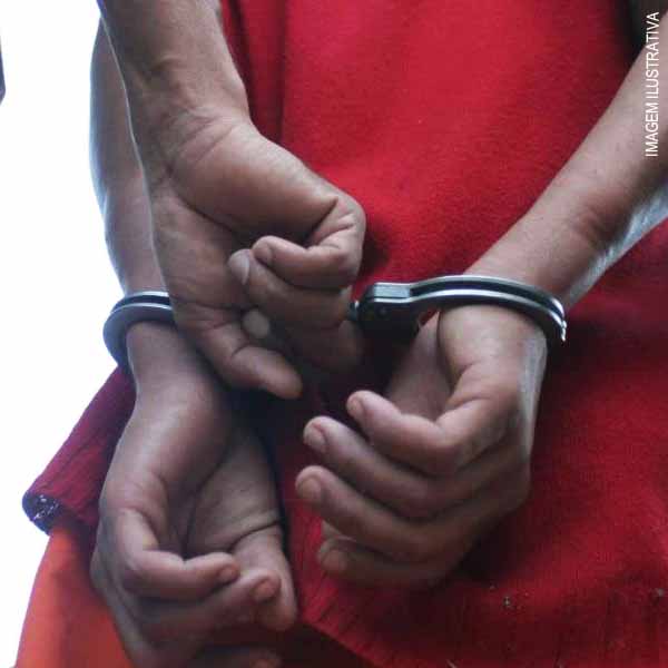 Adolescente é apreendido com pinos de cocaína na Vila Fercon