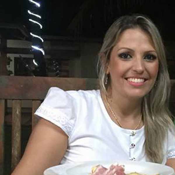 Bia Guedes apaga velinhas hoje