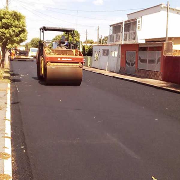 Apesar das dificuldades e sem orçamento, Prefeitura executa recape de vias na Vila Nova em Paraguaçu