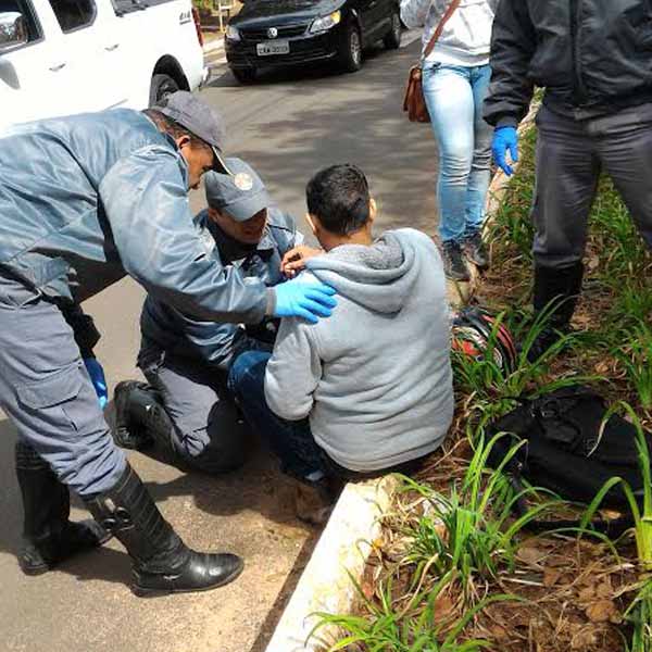 Motociclista atravessa canteiro central após colidir em caminhonete