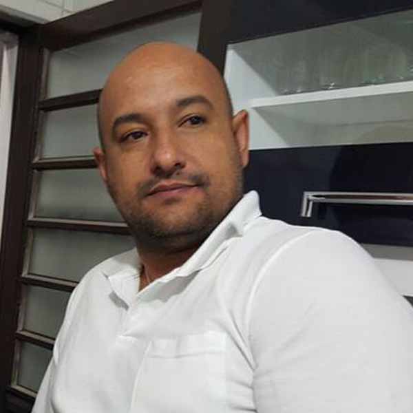 Reginaldo Nogueira apaga velinhas
