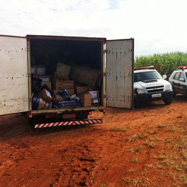 Pneu furado frustra fuga e polícia recupera R$ 438 mil em carga roubada em Iepê