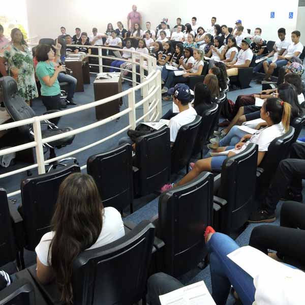 Câmara recebe alunos da escola Maria Ângela