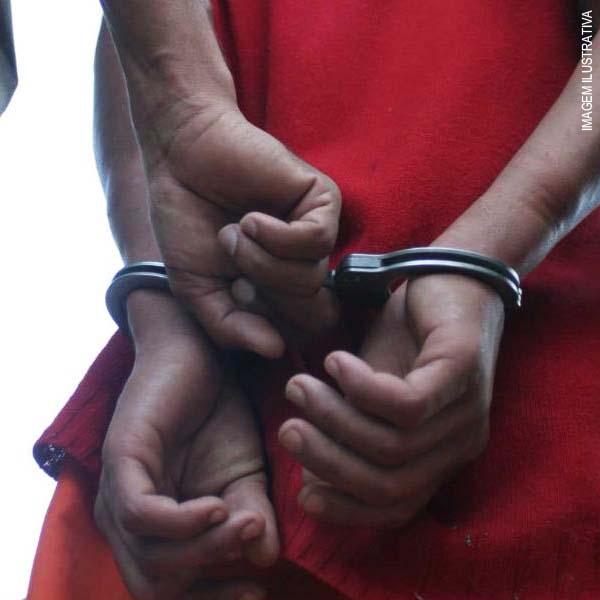 Denúncia faz adolescente ser flagrado traficando drogas em campo de futebol