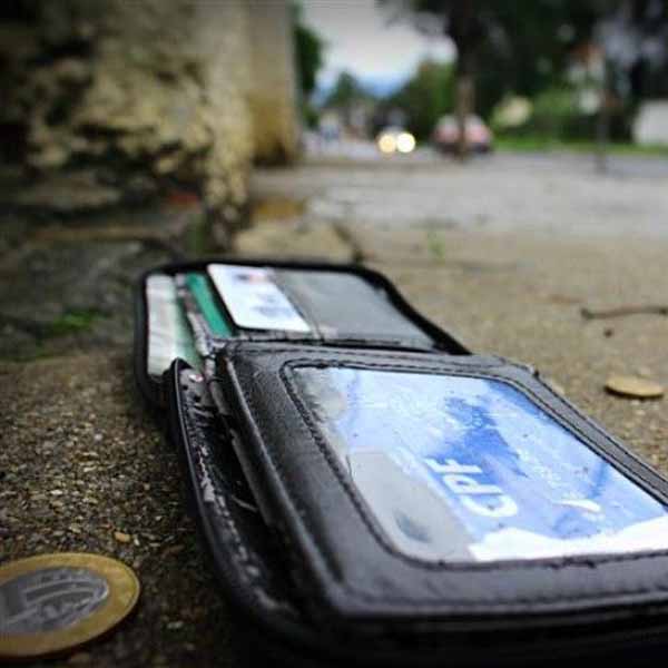 Homem pede ajuda para encontrar carteira perdida em frente à São Marcos