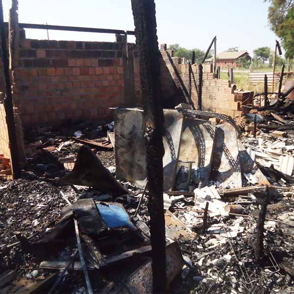Fogo se alastra rapidamente e destrói casa em Paraguaçu Paulista