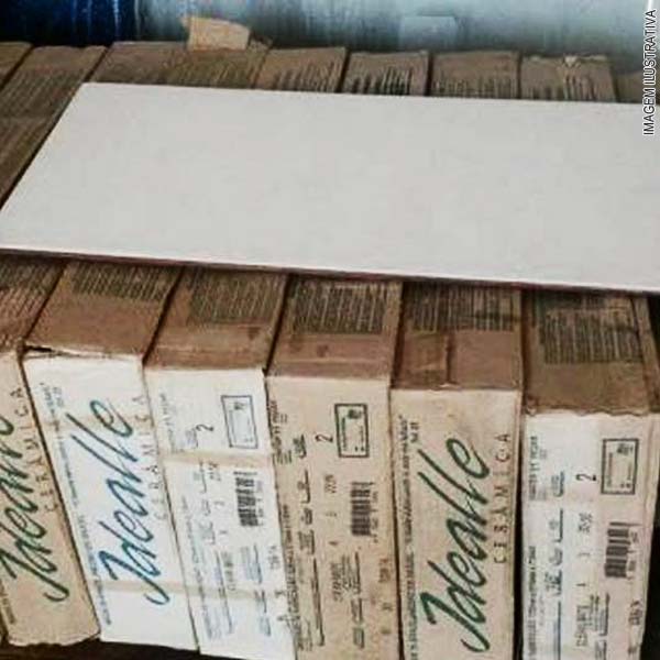 Casal é flagrado empurrando carrinho com caixas de pisos furtados