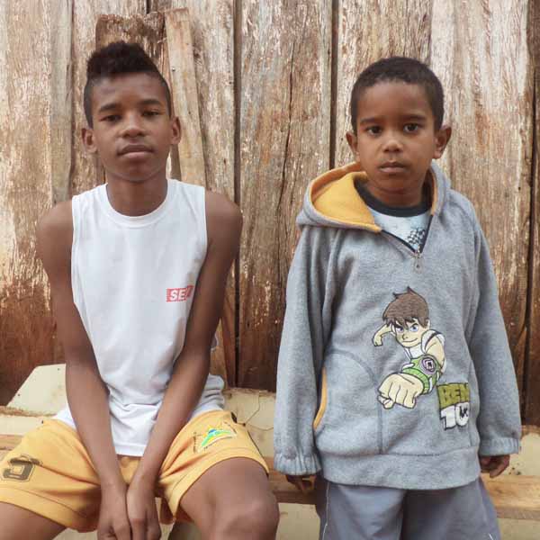 Primos são colididos por carro após mãe de um deles receber revelação de livramento