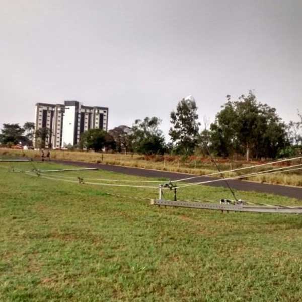 Veículo derruba postes de energia elétrica em Assis